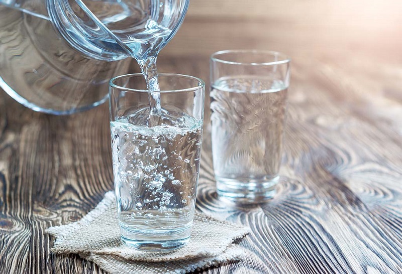 Uống một cốc nước ngay khi thức dậy sẽ giúp “đánh thức” các giác quan.