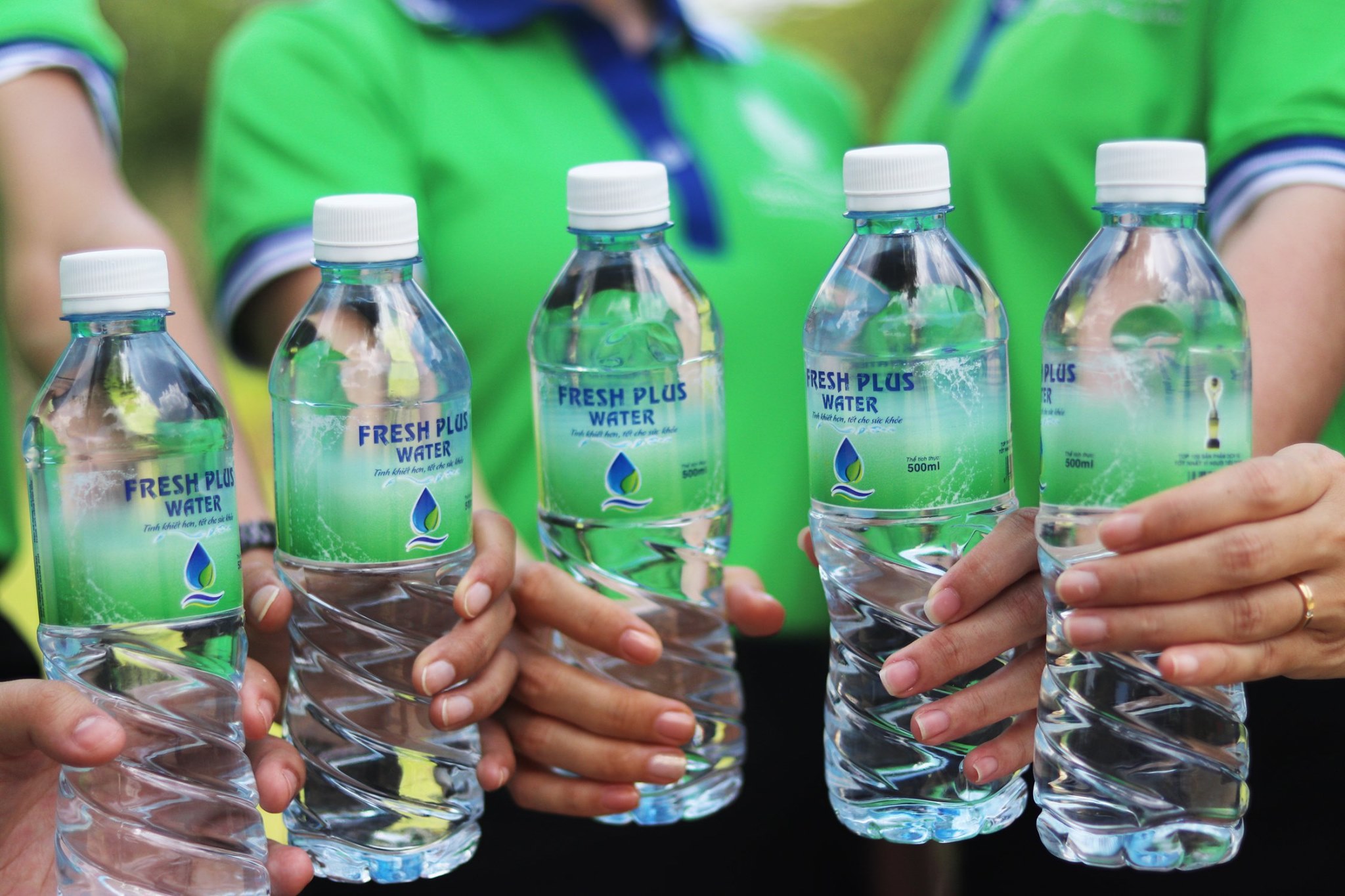 Tại Sài Gòn Fresh Plus cung cấp đa dạng các sản phẩm nước tinh khiết đóng chai từ bình 19 lít đến lốc/thùng 330ml, 500ml.